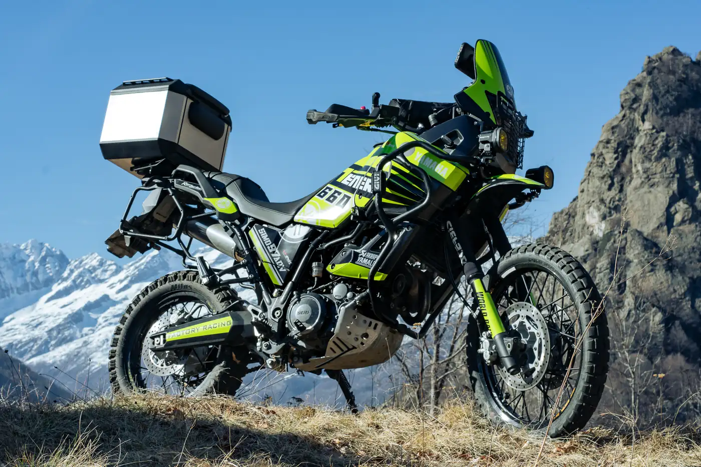 Motocicleta adventure ILM en paisaje de montaña